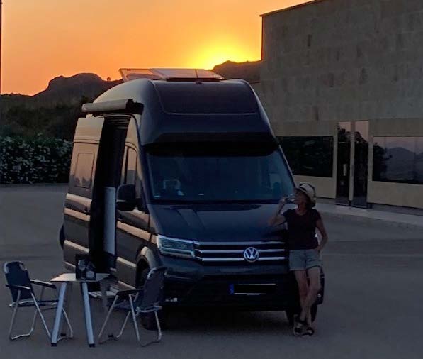 VW Grand California 600 Hbei Sonnenuntergang auf Weingut in Spanien